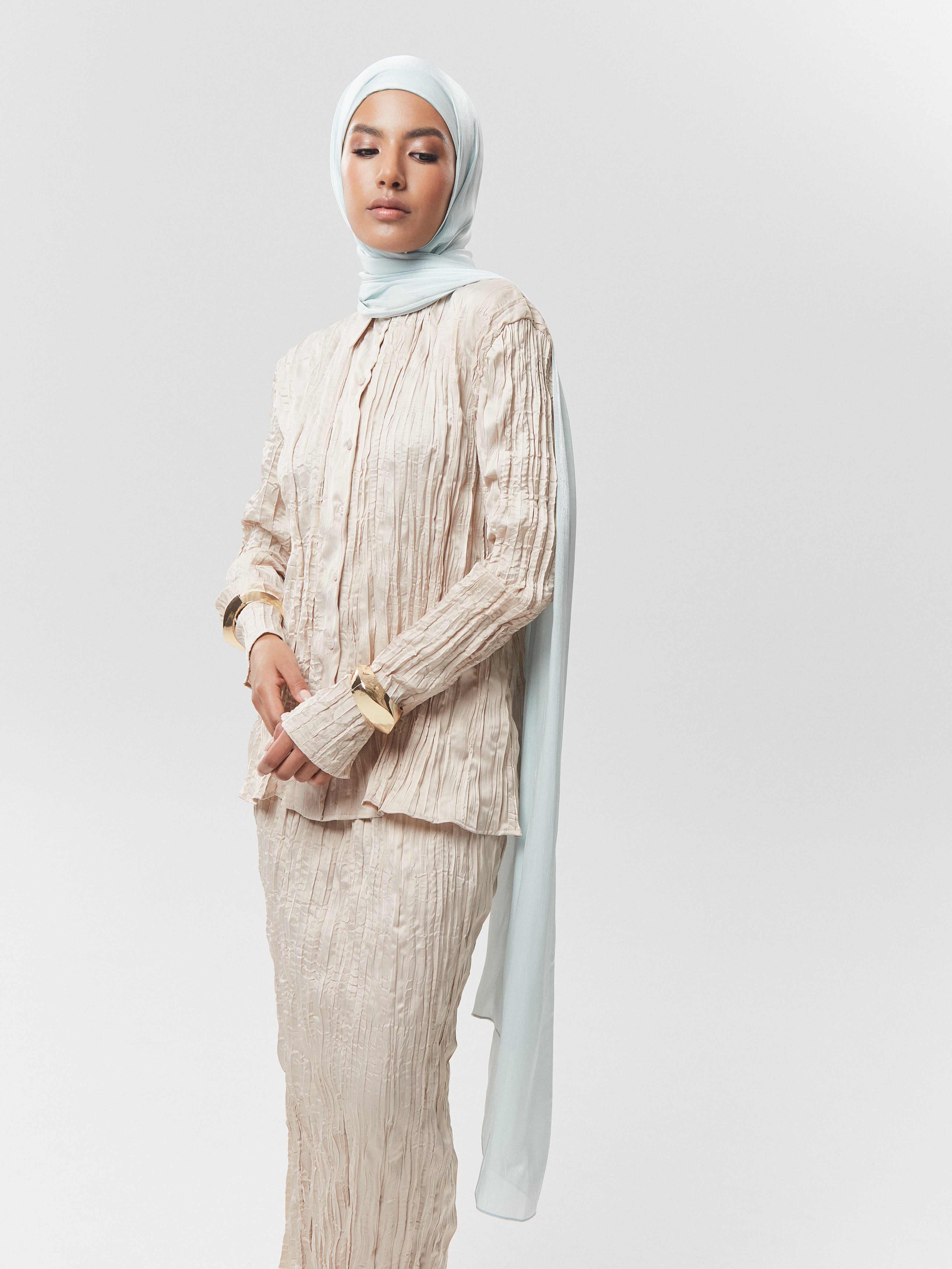 Full-length view of woman wearing Yovlaq mint cream silk hijab with matching cream crinkled blouse and skirt – premium modest fashion outfit.